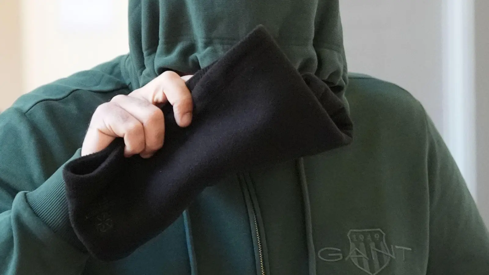 Es ist bereits der zweite Prozesstag, an dem der Zeuge befragt wird. (Foto: Marcus Brandt/dpa)