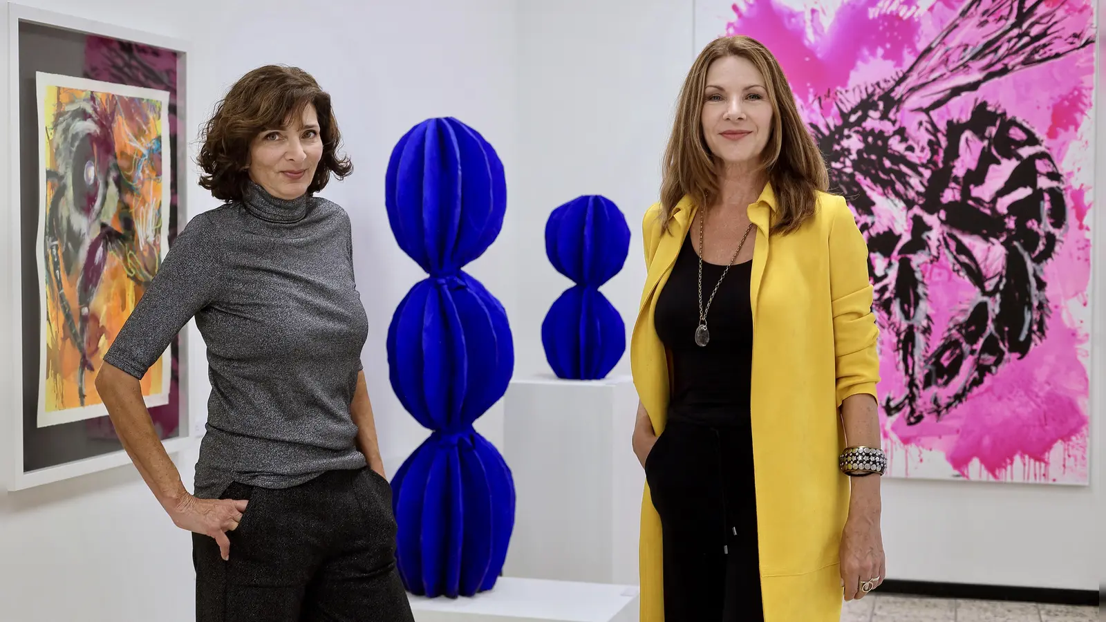 In ihrer Ausstellung: Barbi Kahnt (links) und Eva Mähl, zwischen ihnen Skulpturen von Ralf Klement. (Foto: Thomas Wirth)