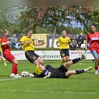 Torhüterin Lena Gärtner vom SC Sand war nicht zu bezwingen. Meike Bohn vom SV Weinberg war in dieser Szene aber nah dran. (Foto: Martin Rügner)