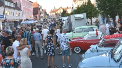Trabi, Messerschmitt-Kabinenroller, Goggomobil oder ein Lloyd (Autos von rechts) waren Teil der Oldtimerschau in der Wilhelmstraße. (Foto: Anita Dlugoß)