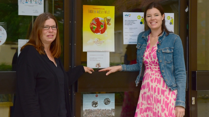 Schulleiterin Kerstin Mach (links) und stellvertretende Schulleiterin Franziska Wolter freuen sich über ein Trommelprojekt, das von Geldern der Startchancenschule bezahlt werden konnte. Es soll die Gemeinschaft und Inklusion unter den Kindern fördern. (Foto: Irmeli Pohl)
