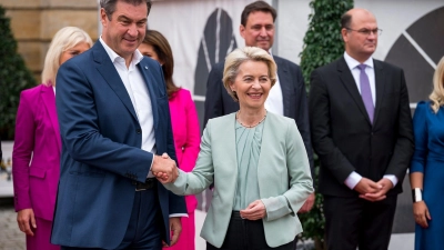Markus Söder (l, CSU) begrüßt Ursula von der Leyen (r, CDU). (Foto: Daniel Vogl/dpa)