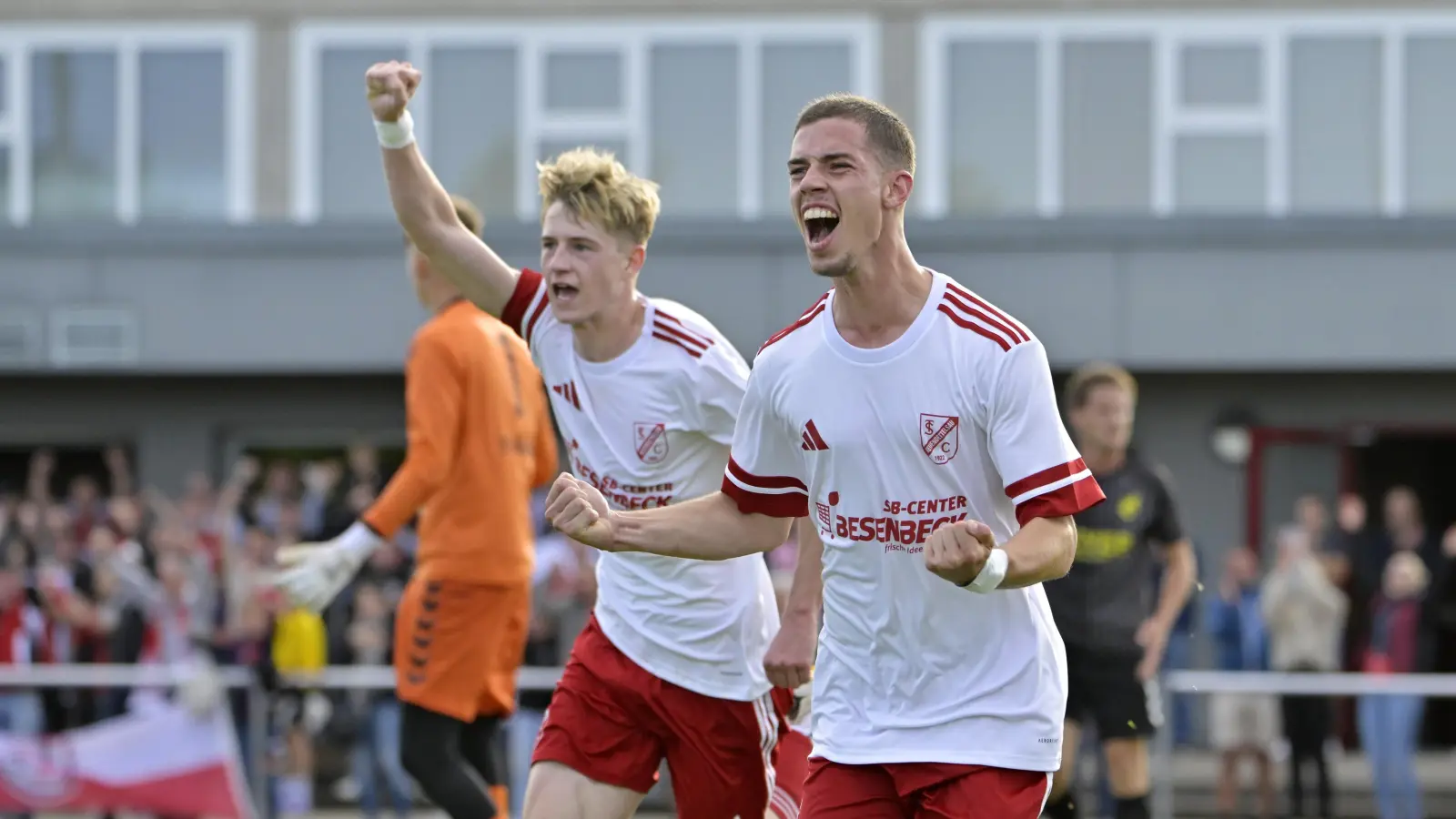 Torschütze Moritz Ortner (rechts) und Julius Schöniger jubeln über das 1:0 für ihren TSC Neuendettelsau. (Foto: Martin Rügner)