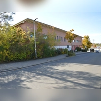 Links, dort wo jetzt noch dichtes Grün zu sehen ist, soll der Erweiterungsbau für die Comenius-Grundschule entstehen.  (Foto: Patrick Lauer)