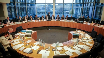Blick in den Sitzungssaal mit dem Haushaltsausschuss des Bundestags mit der finalen Beratung des Etats für 2024. (Foto: Kay Nietfeld/dpa)