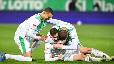 Die SpVgg Greuther jubelt über den Sieg gegen Elversberg. (Foto: Daniel Karmann/dpa)
