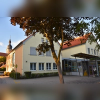 Die Grundschule Aurach ist jetzt nach der energetischen Sanierung für eine klimafreundliche Zukunft gesichert. (Foto: Werner Wenk)