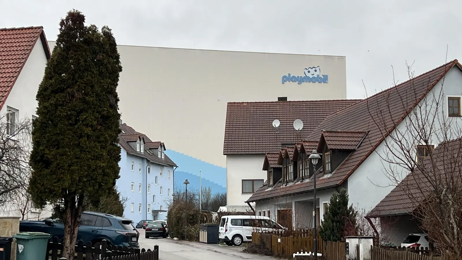 In der Playmobil-Siedlung Albert-Schweitzer-Straße, Humboldtstraße und Jahnstraße ist man gewohnt, auf das über 30 Meter hohe Hochregallager des Spielzeugherstellers zu schauen. Jetzt gibt es Pläne für einen Rückbau und eine neue Nutzung des Areals.  (Foto: Yvonne Neckermann)