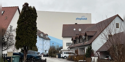 In der Playmobil-Siedlung Albert-Schweitzer-Straße, Humboldtstraße und Jahnstraße ist man gewohnt, auf das über 30 Meter hohe Hochregallager des Spielzeugherstellers zu schauen. Jetzt gibt es Pläne für einen Rückbau und eine neue Nutzung des Areals.  (Foto: Yvonne Neckermann)