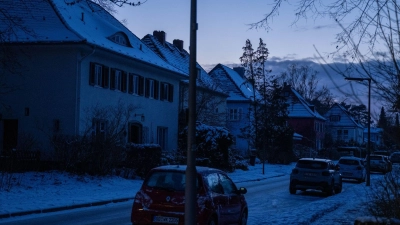 Viele Haushalte im Südwesten Berlins sind die dritte Nacht in Folge ohne Strom.  (Foto: Christophe Gateau/dpa)