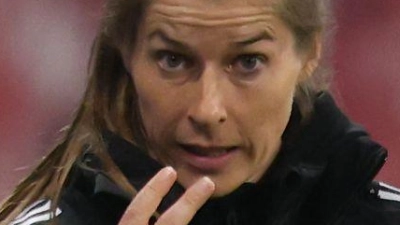 Trainerin Marie-Louise Eta von 1. FC Union Berlin war sehr engagiert an der Seitenlinie.  (Foto: Jan Woitas/dpa)