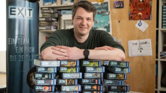 Ralph Querfurth, Spieleredakteur beim Kosmos-Verlag, in seinem Büro mit Spielen der „Exit - Das Spiel“-Reihe. (Foto: Marijan Murat/dpa)