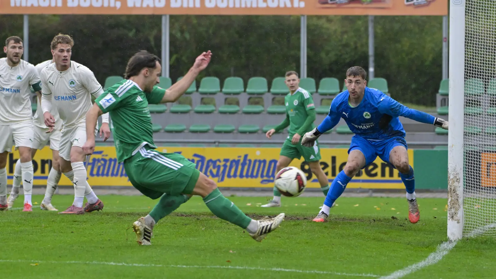 Eric Weeger (am Ball) traf zum 1:1 für Ansbach gegen Fürth - allerdings per Kopf. Rechts Gästetorwart Nick Guttenberger. (Foto: Martin Rügner)