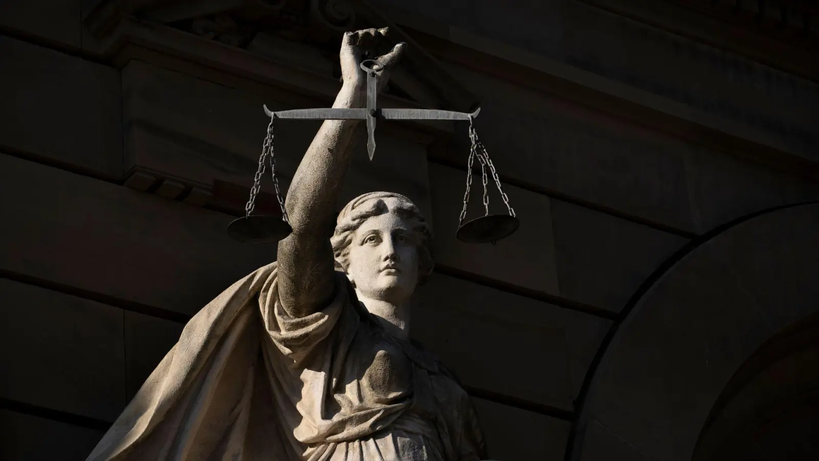 Stimmt der leibliche Vater einer Änderung des Nachnamens seines Kindes nicht zu, kann das Familiengericht seine Einwilligung ersetzen - wenn dies dem Kindeswohl dient. (Foto: Stefan Puchner/dpa/dpa-tmn)