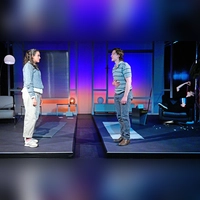 Kommen gleich zueinander: Clara (Pia von der Assen) und Bernhard (Matias Lavall). Der Tod (Beatrice Boca) hält sich derweil an Popcorn aus der Urne.  (Foto: Jim Albright)