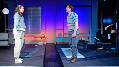 Kommen gleich zueinander: Clara (Pia von der Assen) und Bernhard (Matias Lavall). Der Tod (Beatrice Boca) hält sich derweil an Popcorn aus der Urne.  (Foto: Jim Albright)