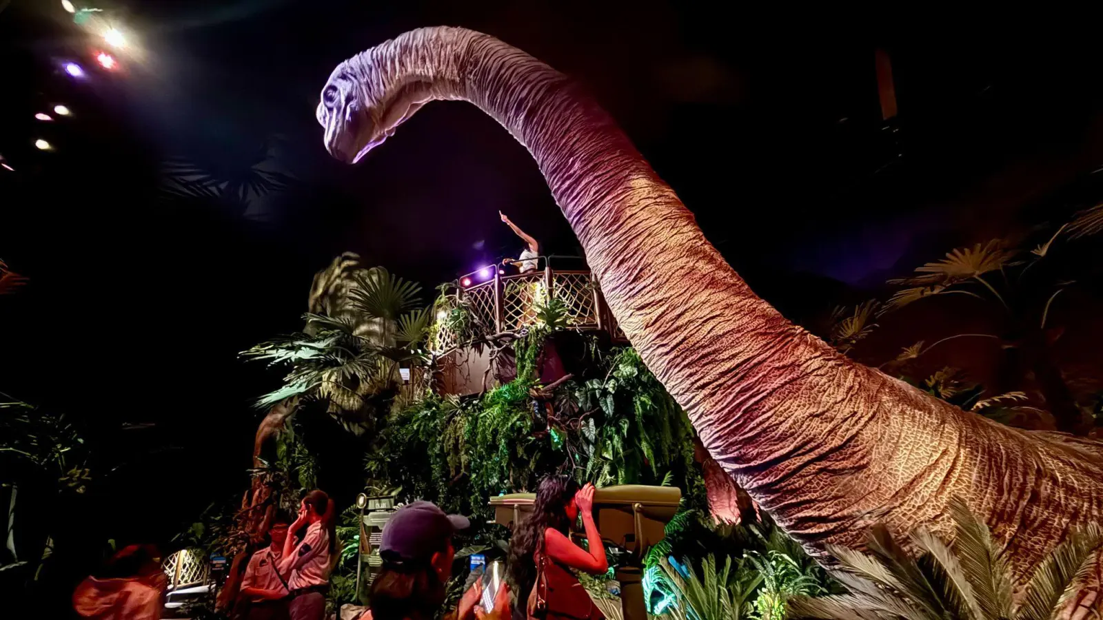 Schon kurz hinter dem Eingang werden Besucher von dem sanft schnaubenden Pflanzenfresser Brachiosaurus begrüßt. (Foto: Carola Frentzen/dpa-tmn)