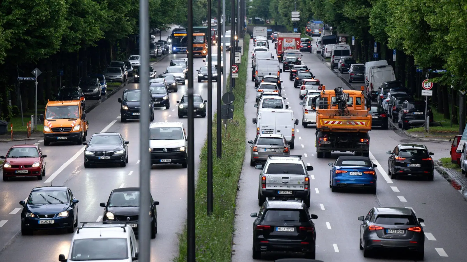 Autos fahren im Berufsverkehr über den mittleren Ring in München. Von den gesteckten Klimazielen ist vor allem der Verkehrssektor noch weit entfernt. (Foto: Sven Hoppe/dpa)