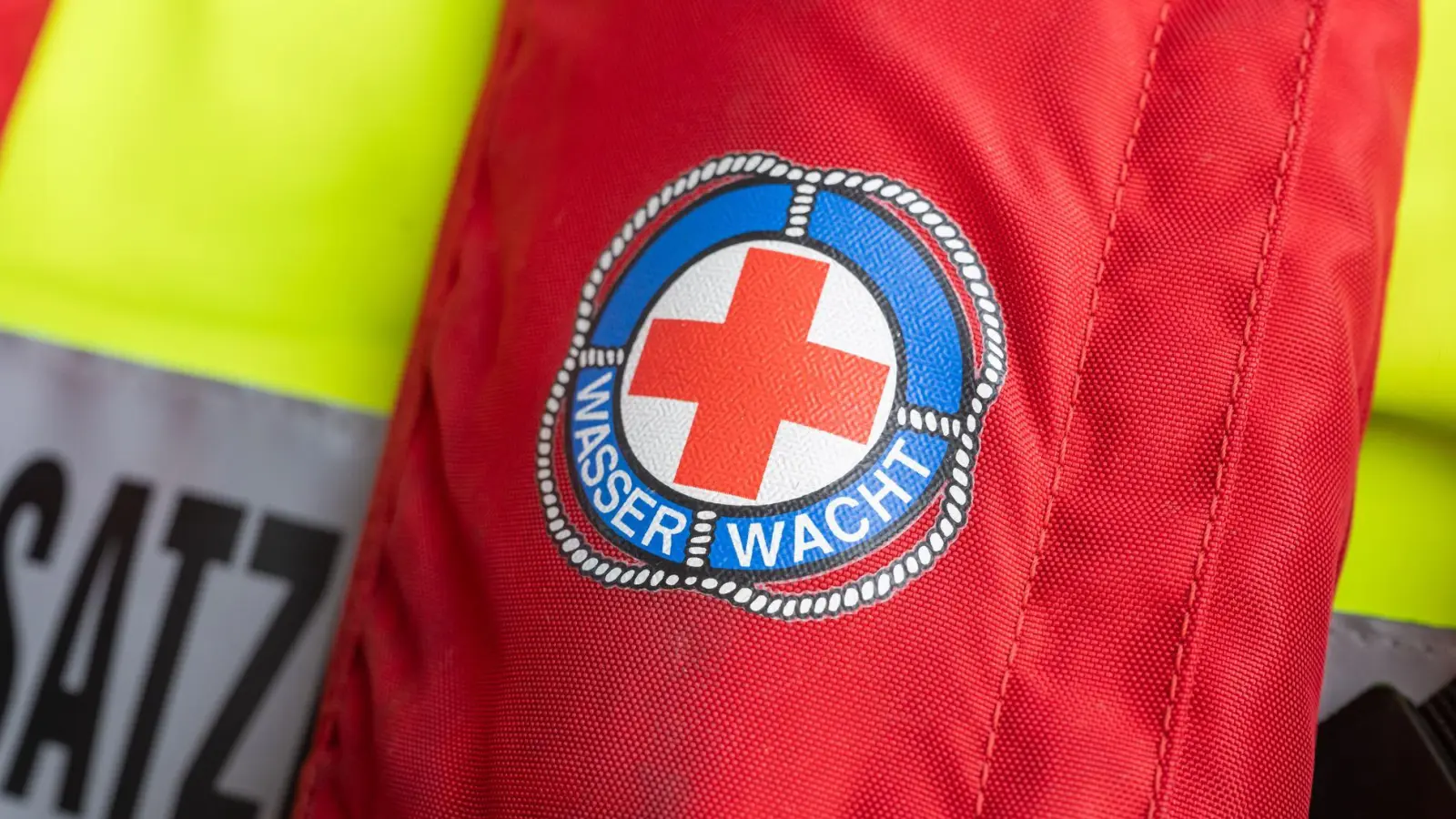 Die Wasserwacht des Bayerischen Roten Kreuzes wurde unweit von Berchtesgaden zu einem Rettungseinsatz für einen kleinen Hund gerufen, könnte das Tier aber nicht retten.  (Symbolbild) (Foto: Peter Kneffel/dpa)