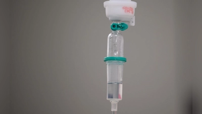 Das Bundesinstitut für Arzneimittel und Medizinprodukte warnt vor sogenannten Drip-Spa-Infusionen. Dabei werden dem Körper Vitamine und Mineralstoffe hoch konzentriert zugeführt. Der Nutzen ist aber nicht wissenschaftlich belegt. (Archivbild) (Foto: Sebastian Gollnow/dpa)