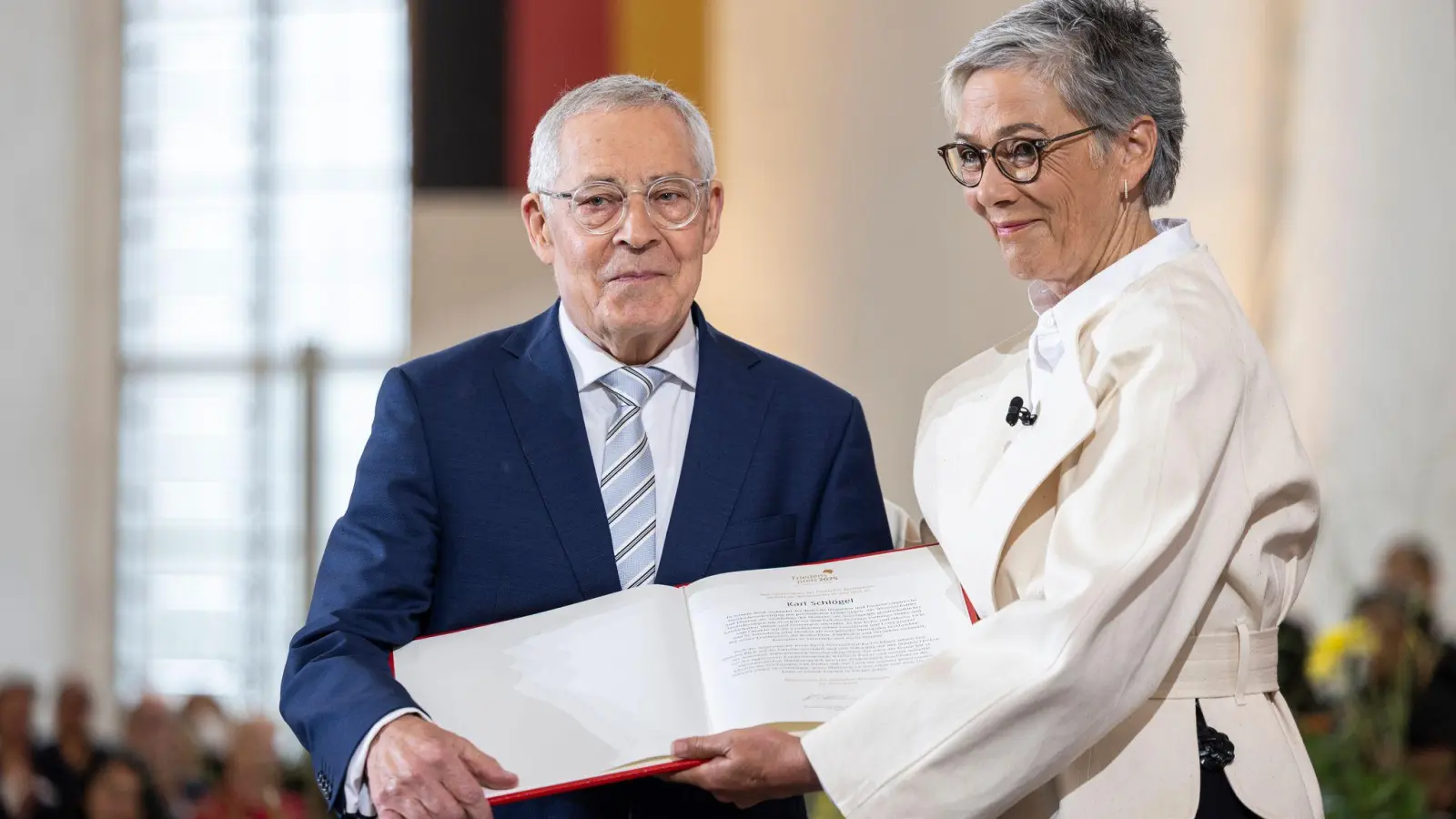 Karin Schmidt-Friderichs, Vorsteherin des Börsenvereins des Deutschen Buchhandels, übergibt Karl Schlögel den Friedenspreis des Deutschen Buchhandels. (Foto: Hannes P. Albert/dpa pool/dpa)