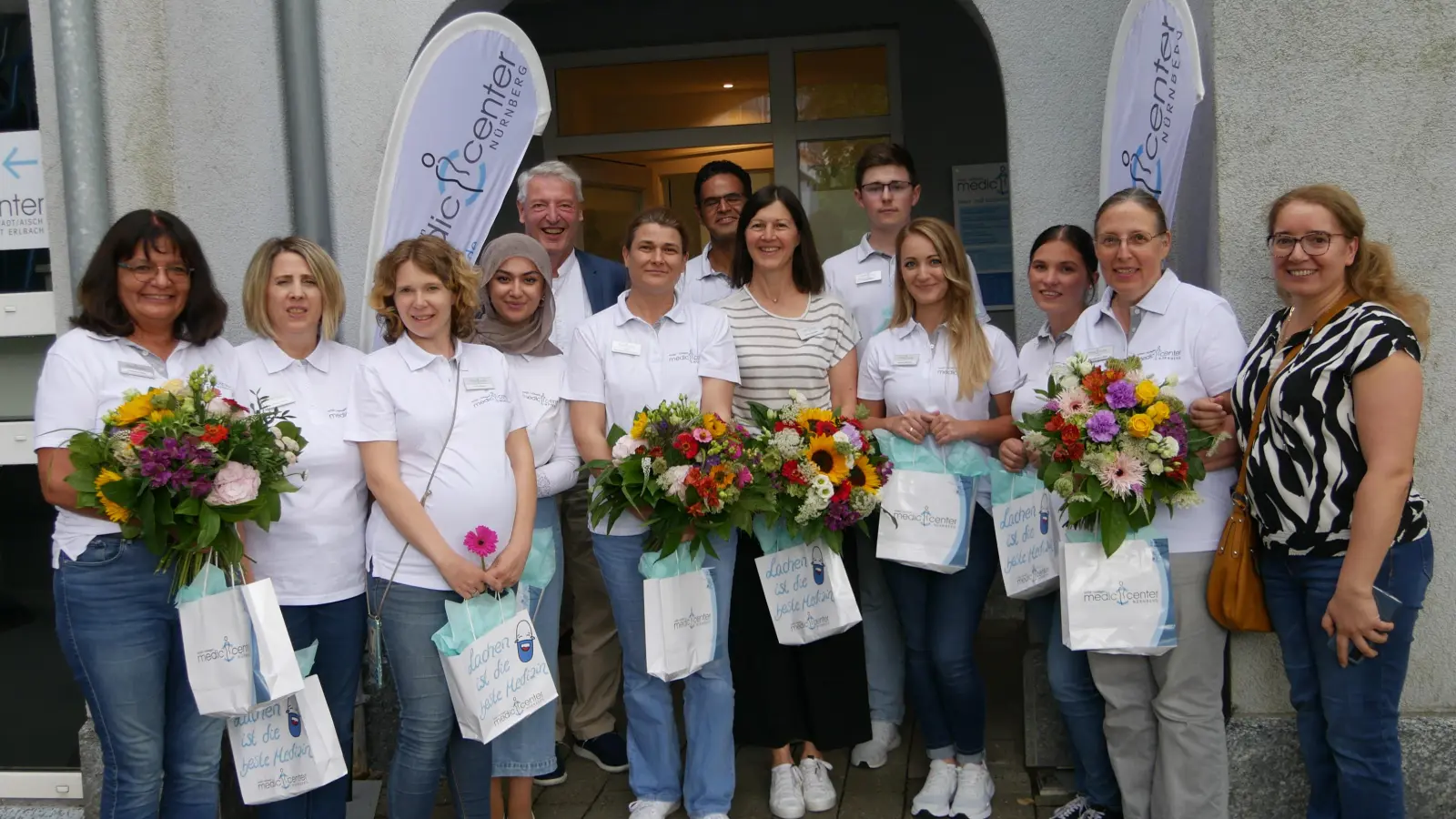 Das ganze Team des Medic-Centers Markt Erlbach war bei der Einweihung der neuen, großzügigeren Räume in der Neuen Straße dabei. (Foto: Ulli Ganter)