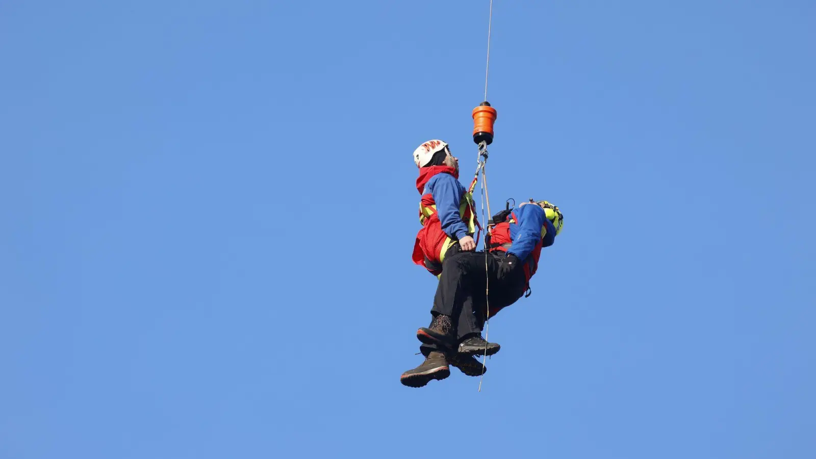 Bei Übungen wird die Rettung per Seilwinde mit dem Helikopter geprobt. (Archivbild)  (Foto: Matthias Bein/dpa)