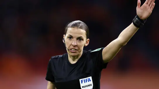 Die französische Schiedsrichterin Stephanie Frappart wird als erste Frau ein WM-Spiel der Männer pfeifen. (Foto: Maurice Van Steen/ANP/dpa)