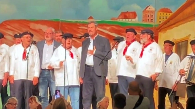 Wieder gibt Söder „Sie hieß Mary-Ann“ zum Besten.  (Foto: Markus Klemm/dpa)