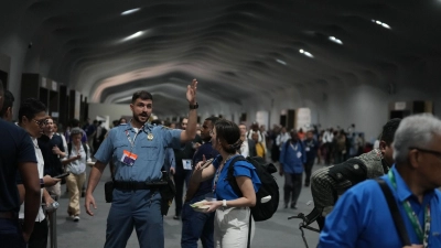 Menschen verlassen das Gelände der Weltklimakonferenz COP 30 wegen eines Feuers. (Foto: Fernando Llano/AP/dpa)