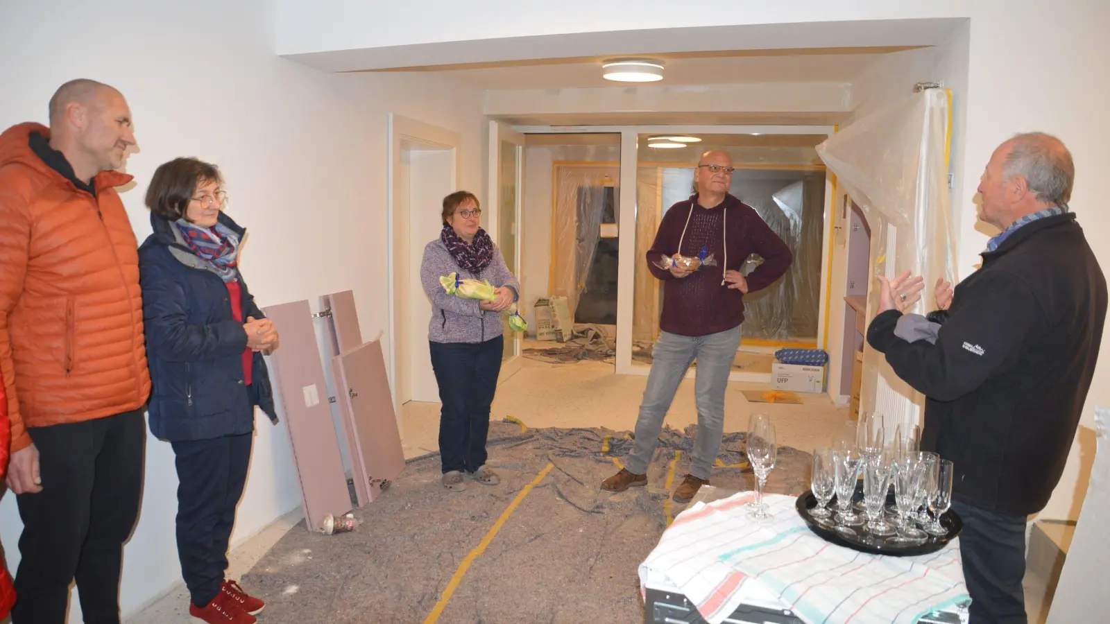 Pfarrer Michael Fleps (rechts) und Vertrauensfrau Ruth Maurer (Zweite von links) begrüßten mit dem Kirchenvorstand Pfarrer Joachim Nötzig (Zweiter von rechts) und Michaela Stahl (Dritte von links). (Foto: Peter Tippl)