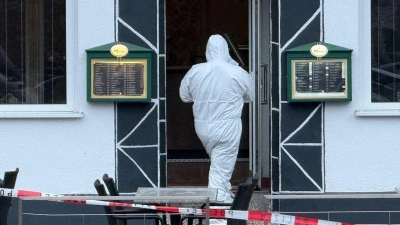 Die Ermittlungen vor Ort laufen. (Foto: Mike Seeboth/dpa)