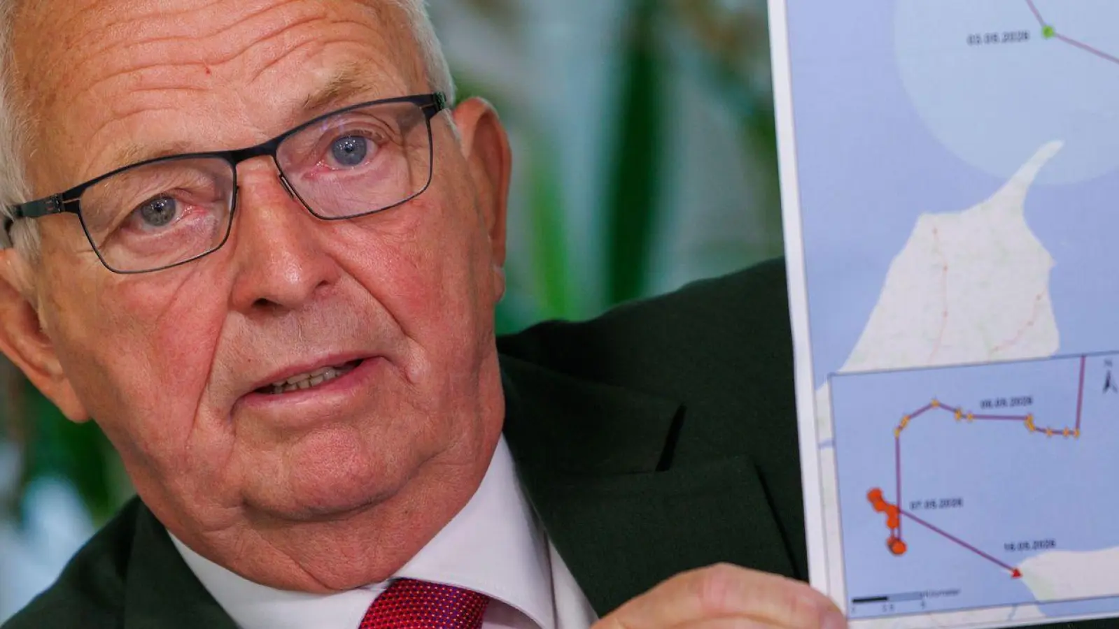Eine Karte soll den Weg des Wals zeigen. (Foto: Jens Büttner/dpa)