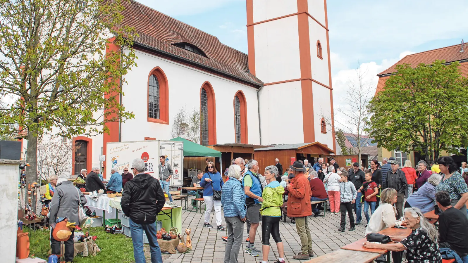 Neben buntem Markttreiben bieten Vereine, Gaststätten, Winzerstuben oder Vinotheken kulinarische Köstlichkeiten an. (Foto: Hans-Bernd Glanz)