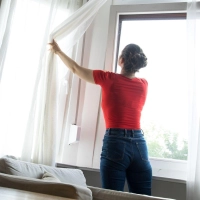Fenster auf Kipp bei Abwesenheit? Am besten nur mit Fliegengitter – dann verirren sich auch keine Fledermäuse in der Wohnung. (Foto: Christin Klose/dpa-tmn)