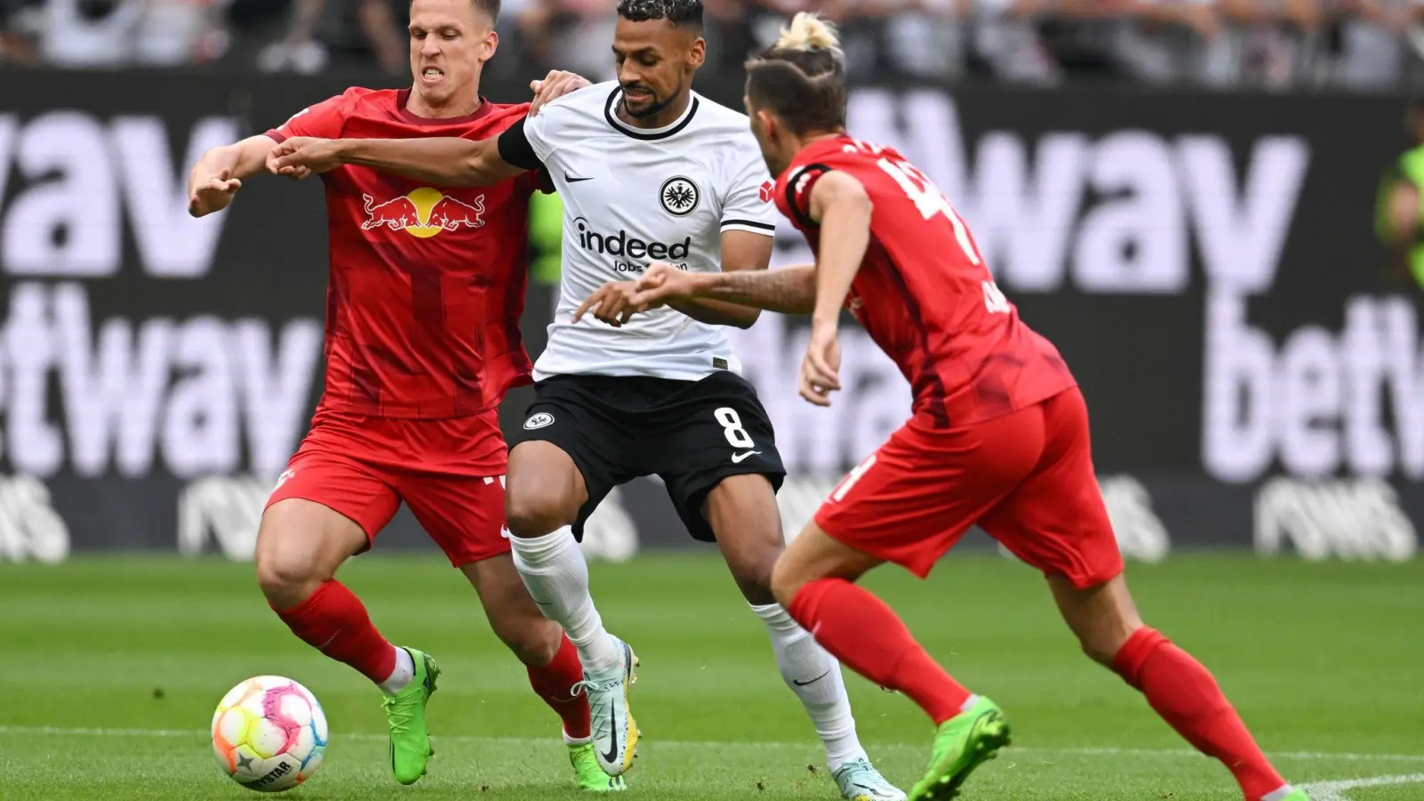 Dani Olmo (l) verletzte sich bei Leipzigs Niederlage bei Eintracht Frankfurt. (Foto: Arne Dedert/dpa)
