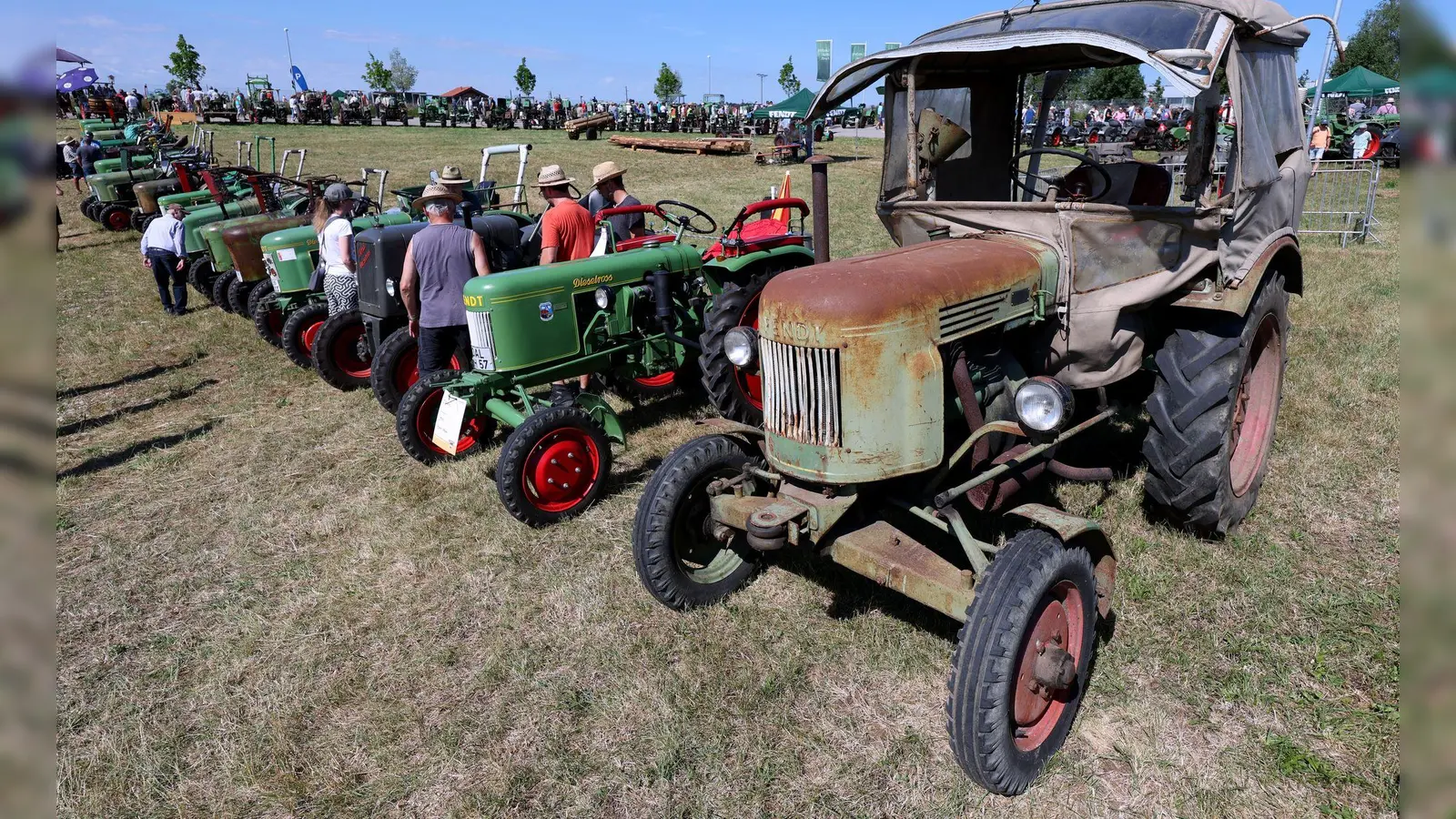 Ein Oldtimer-Traktor schöner als der andere. (Foto: Karl-Josef Hildenbrand/dpa)