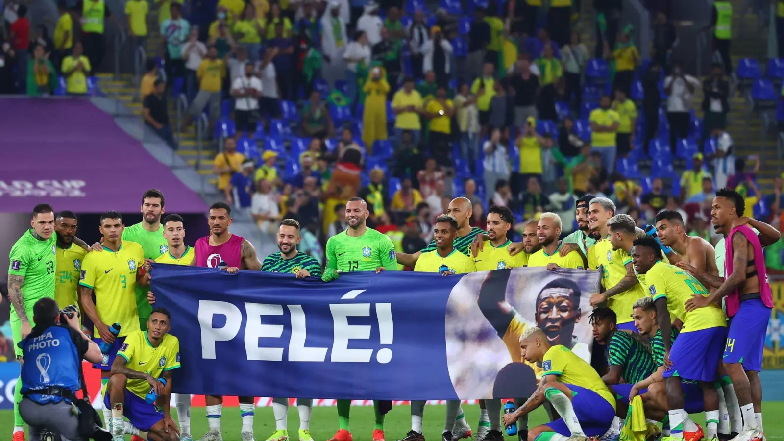 Die Spieler Brasiliens halten ein Poster mit Genesungswünschen für Fußballikone Pelé nach dem Abpfiff. (Foto: Tom Weller/dpa)