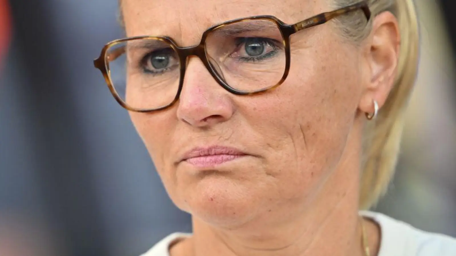 Hat klare Worte gegen Hasskommentare gegen eine ihrer Spielerinnen gefunden: Sarina Wiegman. (Foto: Sebastian Christoph Gollnow/dpa)