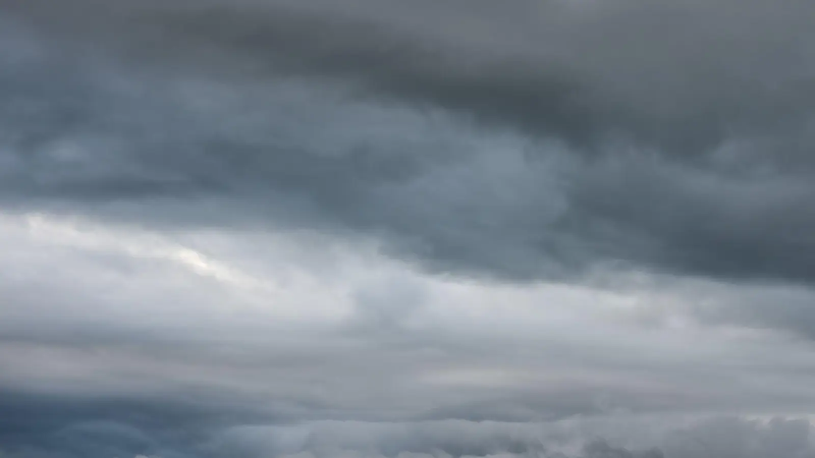 Viele Wolken und kühlere Temperaturen kündigt der DWD für die kommende Woche in Bayern an. (Symbolbild) (Foto: Silas Stein/dpa)