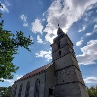 In den Kirchturm von St. Johannis hat ein Blitz eingeschlagen. Eine der vier Glocken ist seitdem stumm. (Foto: Katrin Merklein)