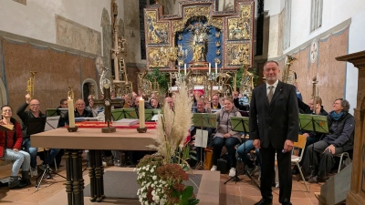 Der neue Bezirksposaunenchorleiter Thomas Kandert wurde in Dorfkemmathen von Pfarrer Simeon Prechtel in sein Amt eingeführt. (Foto: Friedrich Zinnecker)