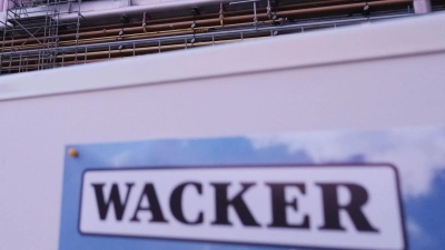 Eine Schautafel mit der Aufschrift „Wacker“ steht vor einer Anlage auf dem Gelände der Wacker Chemie Nünchritz. (Foto: Sebastian Willnow/Deutsche Presse-Agentur GmbH/dpa)