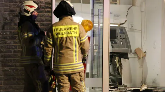 Feuerwehrleute stehen vor einem gesprengten Geldautomaten in Nordrhein-Westfalen. (Foto: Florian Schmidt/dpa)