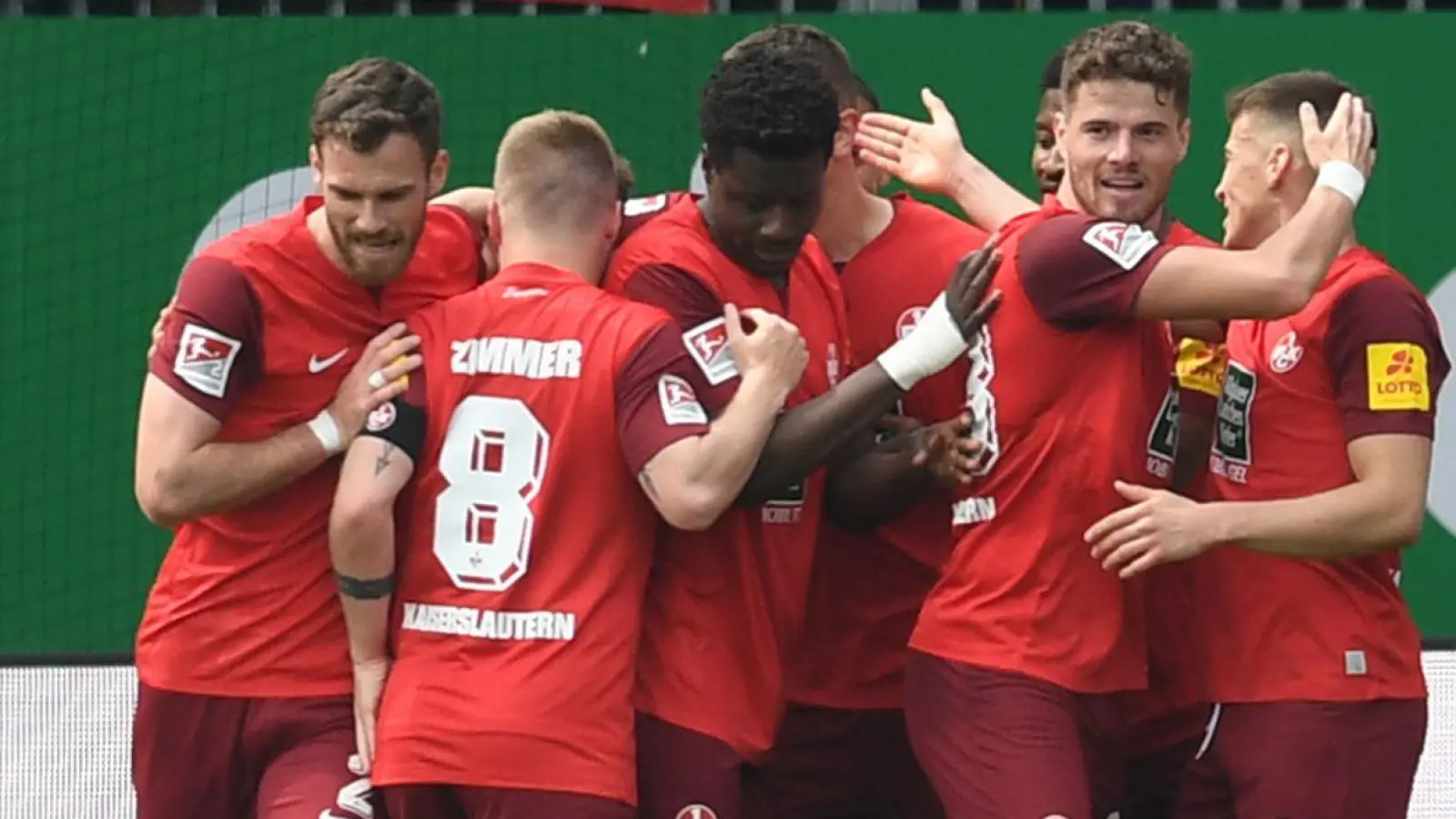 Kaiserslautern feiert einen wichtigen Sieg im Abstiegskampf beim Spitzenteam Holstein Kiel. (Foto: Daniel Bockwoldt/dpa)