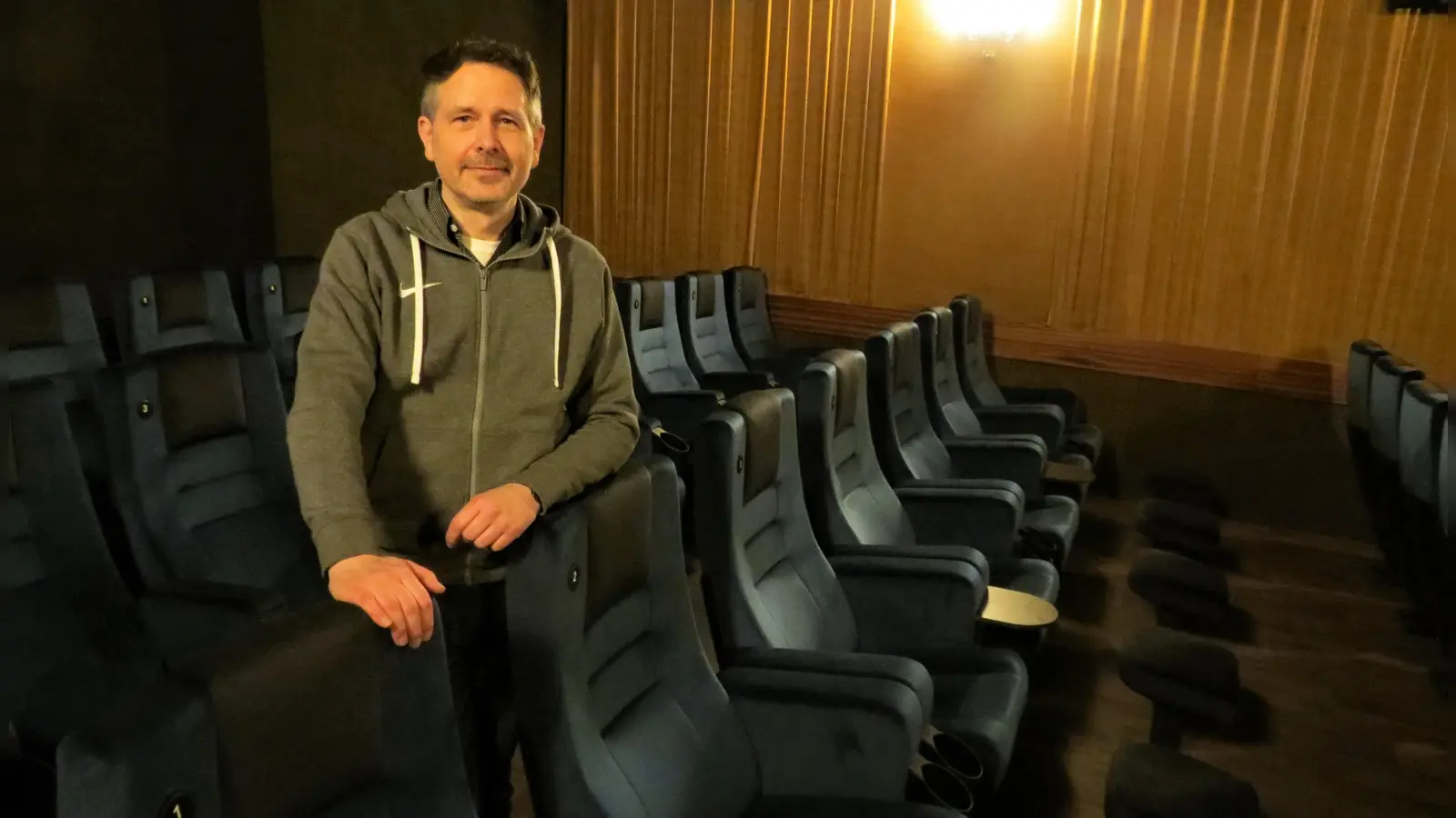 Oliver Rögner steht hinter den neuen Deluxe-Sesseln im Kinosaal eins. (Foto: Valentin Brendler)