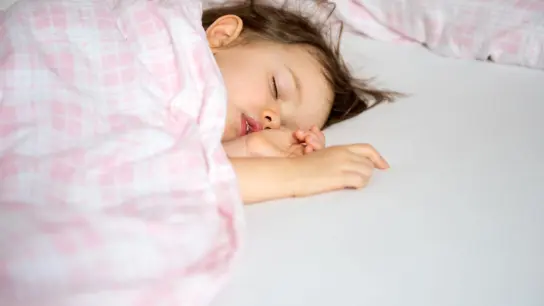 Wie lange ein Kind Mittagsschlaf braucht, hängt nicht vom Alter ab. (Foto: Andrea Warnecke/dpa-tmn)