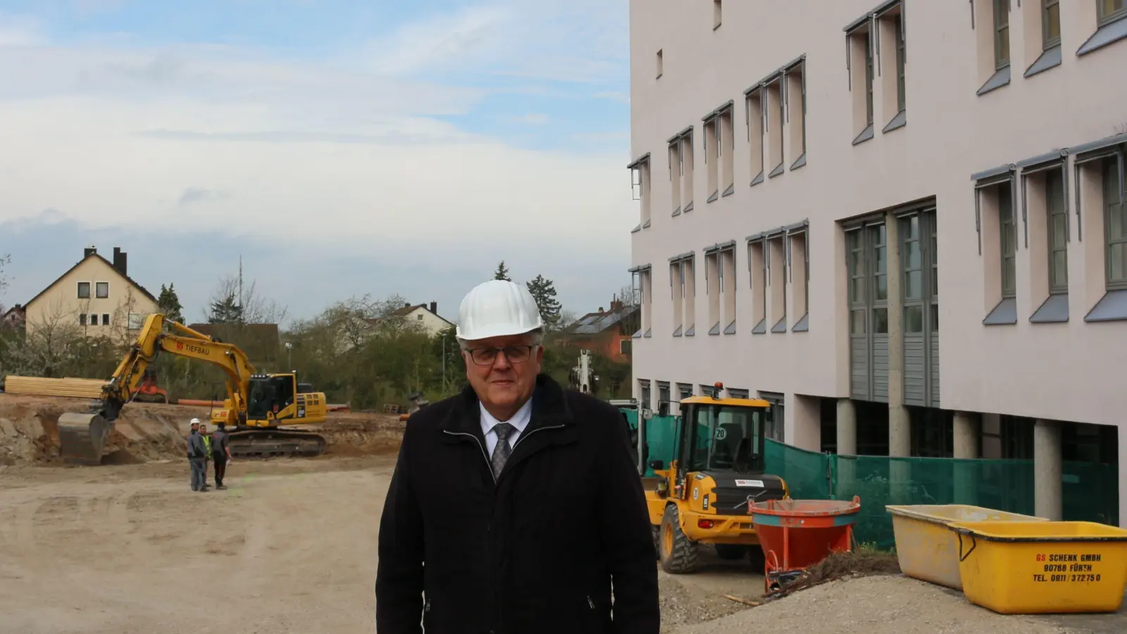 Als Bauherr fungiert aktuell Landrat Helmut Weiß. Im Interview mit unserer Zeitung begründet und rechtfertigt er den umstrittenen Anbau an das Landratsamt, auf dessen Baustelle er hier steht. (Foto: Landratsamt/C.Berger)