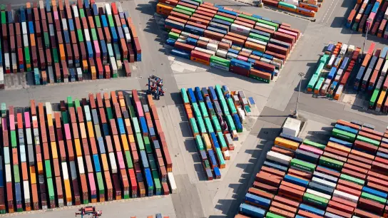 Das Luftbild zeigt zahlreiche Container auf dem Gelände eines Containerterminals im Hamburger Hafen. (Foto: Daniel Reinhardt/dpa)