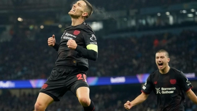 Leverkusens Alejandro Grimaldo jubelt nach seinem Führungstreffer.  (Foto: Dave Thompson/AP/dpa)